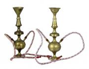 Lote 26 - CACHIMBOS DE ÁGUA EM LATÃO – Conjunto de 2 cachimbos com decoração cinzelada. Dim: 36 cm de altura. Nota: sinais de uso, peças incompletas.