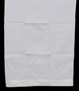 Lote 10 - TOALHA COM BORDADO - Toalha de mãos em tecido de algodão branco, com monograma bordado à mão, com letra M. Dim: 54x98 cm. Nota: sem uso