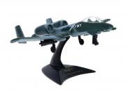 Lote 6 - MAISTO, A-10 THUNDERBOLT II – Modelo miniatura de avião de combate norte-americano. Miniatura à escala não inscrita. Em metal verde camuflado, com componentes em plástico. Suporte de exposição em plástico preto com referências. Made in China. Dim: 10,5 cm de comprimento. Nota: sinais de uso, bem estimado