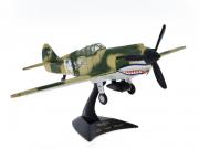 Lote 10 - MAISTO, P-40B TIGER SHARK – Modelo miniatura de avião caça norte-americano. Miniatura à escala 1/72. Em metal verde e castanho camuflado, com componentes em plástico. Suporte de exposição em plástico preto com referências. Made in China. Dim: 13,5 cm de comprimento. Nota: sinais de uso, bem estimado