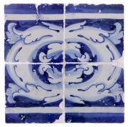 Lote 198 - PAINEL DE AZULEJOS, SÉC. XVIII - Painel com 4 azulejos colados em placa acrílica, desenho vegetalista em tom azul. Dim: mancha 29x29 cm. Nota: sinais de uso, pequenas faltas