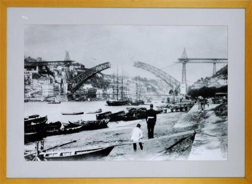 Lote 12 - Quadro com Fotografia oriunda do arquivo da empresa Soares da Costa, com interesse histórico, motivo " Construcção Ponte D. Luis - Porto", mancha de impressão aprox. 60x90cm. ( moldura com aprox. 81x112 cm.). Nota: Para colecionador.