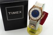 Lote 14 - TIMEX, RELÓGIO DE PULSO DE SENHORA - Ref. T2H281, original. Caixa metálica com 34 mm e bracelete em pele. Movimento em quartzo. Nota: como novo (sem uso), com caixa e suporte original. PVP: € 44,99