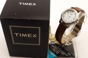 Lote 16 - TIMEX, RELÓGIO DE PULSO DE SENHORA - Modelo Indiglo, Ref. T16841, original. Caixa metálica com 25 mm. Movimento a quartzo. Mostrador com numeração árabe e com data, iluminação noturna, bateria de longa duração; bracelete em pele. Resistente à água até trinta a metros. Nota: como novo (sem uso) com caixa e suporte original. PVP: € 44,84