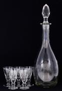 Lote 1 - GARRAFA LICOREIRA COM COPOS - Conjunto de garrafa e 5 copos em vidro. Decoração de cariz vegetalista gravada. Dim: 38 cm (garrafa). Nota: sinais de uso