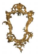 Lote 6 - ESPELHO DE PAREDE - Moldura em metal dourado vazado e recortado ao gosto Rocaille. Espelho liso. Dim: 75x49,5 cm (aprox.). Nota: sinais de armazenamento