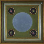 Lote 2 - Espelho com moldura de madeira pintada de tom verde com dourados, decorado com 4 pinturas a óleo sobre madeira com motivos florais, com 9 cm de diâmetro cada, moldura com 72x72 cm, com falhas