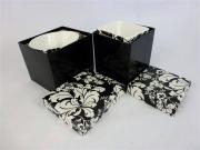 Lote 49 - Lote composto por 4 taças ovais e 4 taças quadradas em cerâmica decorada com folhagens a preto e branco, com 5x13x11 cm e 5x9x9 cm, em caixas com decoração semelhante (como novas)