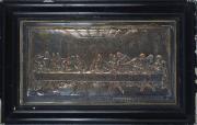 Lote 79 - Quadro com "Última Ceia de Cristo" em metal com relevos, com 29x52 cm (moldura com 42x67 cm, com falhas e defeitos)