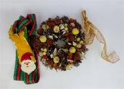 Lote 111 - Enfeites de natal, composto por coroa de frutos com 30 cm de diâmetro, pai natal decorativo em tecido, com 33 cm de comprimento, entre outros, peças usadas