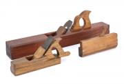 Lote 6 - GARLOPAS ANTIGAS - Conjunto de 3 garlopas em madeira e lâminas em aço, de diferentes modelos e dimensões. Dim: 18,5x64x8 cm (aprox.). Nota: sinais de uso e armazenamento. Falhas e defeitos