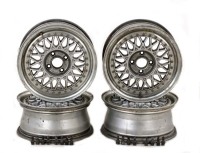 Lote 22 - JANTES BBS PARA VOLKSWAGEN - Conjunto de 4 jantes originais da BBS para Volkswagen, metal cromado (inclui 20 porcas de jantes), referência RM 012 ET33 / 91 601 025 R / 61/2 Jx15H2 Germany. Nota: sinais de uso (falta capas da BBS), desgastes