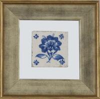 Lote 49 - AZULEJO SÉC. XVIII - Azulejo colado em vidro, com motivo de "Flor”, em tom azul. Dim: mancha 14,5x14,5 cm. Dim: moldura 40x40 cm. Nota: sinais de uso, pequenas falhas