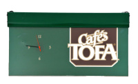 Lote 51 - CAFÉS TOFA, RELÓGIO PUBLICITÁRIO - Em metal, plástico e acrílico. Movimento de quartzo. Numeração romana. Dim: 41x76 cm (aprox.). Nota: sinais de uso e armazenamento. A funcionar, no entanto ponteiro de horas em falta