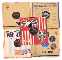 Lote 59 - CONJUNTO DE DISCOS PARA GRAMOFONE - Composto por 17 discos de 78 RPM, de diferentes artistas, tais como Amália Rodrigues, Nelson Gonçalves, Carlos Galhardo, Cidália Meireles, entre outros. Nota: sinais de uso e armazenamento. Desgastes. Não test