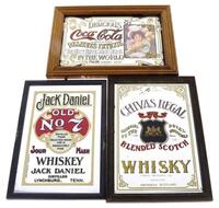 Lote 62 - QUADROS PUBLICITÁRIOS - Conjunto de 3 quadros com gravações sobre espelho alusivas à Jack Daniel, Chivas Regal e Coca-Cola. Dim: 36x26 cm (aprox. Maior, Coca-Cola). Nota: sinais de armazenamento. Falhas e defeitos