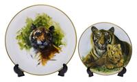 Lote 68 - PRATOS DECORATIVOS - Conjunto de dois pratos. Decorações policromadas representando tigres, sendo duas edições diferentes, "The David Shepherd Wildlife Collection" e "The Kensington Collection", respectivamente. Dim: 27 cm (maior). Nota: bem con