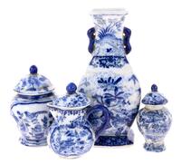 Lote 70 - CONJUNTO DE DIVERSOS - Composto por 4 peças em porcelana oriental, sendo jarra, dois pequenos potes e pequeno jarro. Decorações em tons de azul com motivos vegetalistas e figuras. Dim: 19,5x9x6,5 cm (jarra). Nota: sinais de armazenamento