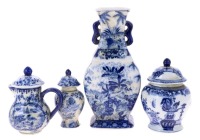 Lote 80 - CONJUNTO DE DIVERSOS - Composto por 4 peças em porcelana oriental, sendo jarra, dois pequenos potes e pequeno jarro. Decorações em tons de azul com motivos vegetalistas e figuras. Dim: 19,5x9x6,5 cm (jarra). Nota: sinais de armazenamento