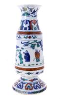 Lote 135 - JARRA EM PORCELANA ORIENTAL - Decoração policromada com figuras e motivos vegetalistas. Dim: 31,5 cm. Nota: sinais de armazenamento