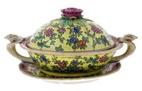 Lote 147 - CENTRO DE MESA EM PORCELANA ORIENTAL - Conjunto de dois elementos. Terrina com decoração com pegas e pomo relevados de cariz vegetalista e restante decoração policromada com motivos florais. Dim: 22x44x26,5 cm (aprox. Conjunto). Nota: sinais de