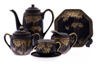 Lote 158 - SERVIÇO DE CAFÉ EM PORCELANA DO JAPÃO - Composto por bule, leiteira, açucareiro, 6 pratos para bolo, 6 chávenas para café e respectivos pires. Decoração vegetalista com pássaros a dourado em campo preto fosco. Dim: 17,5 cm (aprox. Bule). Nota: 