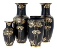 Lote 167 - CONJUNTO DECORATIVO EM PORCELANA DO JAPÃO - Composto por 4 jarras, sendo duas idênticas, e duas de diferentes dimensões. Decoração vegetalista com pássaros a dourado em campo preto fosco. Dim: 26,5 cm (maiores). Nota: sinais de armazenamento