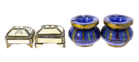 Lote 185 - CINZEIROS E CAIXAS ESTILO BERBERE - Conjunto de dois cinzeiros em cerâmica pintada de azul com elementos metálicos, e duas caixas em latão com aplicações simulando osso. Dim: 9 cm (cinzeiros). Nota: sinais de armazenamento. Falhas e defeitos