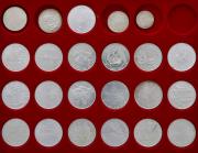 Lote 1 - PORTUGAL, MOEDAS COMEMORATIVAS DIVERSAS EM PRATA - Com os respectivos toques. Conjunto de 23 moedas de diversas temáticas e eventos, destacando-se moeda de 1.000 Escudos edição "O Lobo" e edição completa "Descobrimentos Renascimento" com moedas de 500 Escudos, 750 Escudos e 1.000 Escudos. Peso total: 576,5 g. Dim: 40 mm (moedas de 1.000 Escudos). Sem classificação atribuída, cabe ao licitante atribuir a classificação e a valorização que entender correcta