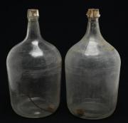 Lote 10 - GARRAFÕES EM VIDRO - par de garrafões em vidro incolor, capacidade de 5 lt. Dimensão: 36x19 cm. Marcas de uso, apresentam sujidade