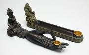 Lote 17 - QUEIMADORES DE INCENSO - dois queimadores de incenso em resina, com buda, de cor preta, e com deusa Ganesha, dourado. Dimensão: 28 cm e 26,5 cm. Marcas de uso