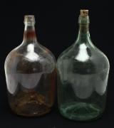 Lote 213 - GARRAFÕES EM VIDRO - par de garrafões em vidro incolor e vidro esverdeado, capacidade de 5 lt. Dimensão: 36x19 cm. Marcas de uso, apresentam sujidade