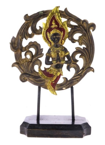 Lote 4 - MANDALA ORIENTAL EM MADEIRA - Mandala em madeira entalhada, com decoração vegetalista e figura feminina, com ornamentos dourados, assente em base de madeira. Dim: 42 cm de altura. Nota: sinais de uso