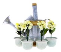 Lote 50 - CONJUNTO DECORATIVO - Composto por 4 vasos com flores decorativas em vidro e regador em metal com aplicações em palhinha. Dim: 29 cm (regador). Nota: sinais de armazenamento. Falhas e defeitos. Elementos partidos