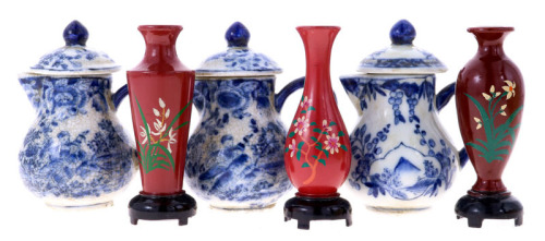 Lote 52 - CONJUNTO DECORATIVO DE DIVERSOS - Composto por 6 peças, sendo 3 jarros miniaturais em porcelana oriental, e 3 jarras decorativas em plástico com apontamentos florais. Dim: 10 cm (jarras vermelhas). Nota: sinais de armazenamento. Pequenas falhas 