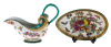 Lote 77 - MOLHEIRA COM PRATO - Em porcelana oriental. Decoração policromada com motivos vegetalistas, frutos e borboletas. Dim: 15x11,5x21 cm (aprox. Conjunto). Nota: sinais de armazenamento - 3