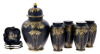 Lote 136 - CONJUNTO DECORATIVO EM PORCELANA JAPONESA - Composto por 9 peças, sendo pote, 4 jarras e 4 cinzeiros. Decoração vegetalista com pássaros a dourado em campo preto fosco e pagodes. Dim: 20,5 cm (pote). Nota: sinais de armazenamento. Pote com pomo