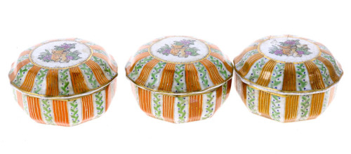 Lote 152 - CAIXAS EM PORCELANA ORIENTAL - Conjunto de 3 caixas. Decorações policromadas com motivos vegetalistas e de querubim. Dim: 5,5x9,5 cm (aprox.). Nota: sinais de armazenamento