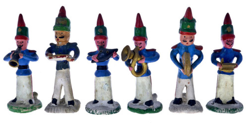 Lote 186 - OLARIA PORTUGUESA, FIGURAS DE FANFARRA - Conjunto de 6 figuras em barro policromado representando diferentes tocadores e instrumentos musicais. Dim: 17,5 cm (maior). Nota: sinais de manuseamento. Falhas e defeitos