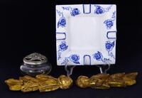 Lote 189 - CONJUNTO DE DIVERSOS - Composto por cinzeiro decorado com motivos florais a azul, dois ornatos em madeira entalhada e dourada e caixa em vidro com tampa em estanho vazado e relevado. Dim: 5x17,5x17,5 cm (cinzeiro)