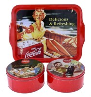 Lote 56 - COCA-COLA, CONJUNTO DE DIVERSOS - Composto por 3 peças em metal da Coca-Cola, sendo tabuleiro e duas caixas para bolachas. Decoração policromada reproduzindo temática publicitaria vintage da marca. Dim: 38x29 cm (tabuleiro). Nota: não usado