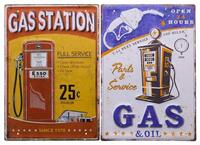 Lote 110 - PLACAS PUBLICITÁRIAS DECORATIVAS - Conjunto de 2 placas em metal de formato rectangular. Decoração policromada e relevada "Gas Station" e "Gas & Oil", respectivamente. Dim: 40x28 cm. Nota: bem conservado