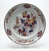 Lote 24 - VISTA ALEGRE - Pequeno prato decorativo em porcelana. Decoração policromada com elementos a ouro. Punção oficial marcada na base (1980-1992). Diâmetro: 17.5 cm.