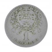 Lote 40 - PORTUGAL, MOEDA DE 1 ESCUDO EM ALPACA, ANO 1940 - Dim: 27 mm. Sem classificação atribuída, cabe ao licitante atribuir a classificação e a valorização que entender correta. Moeda de 1 Escudo de 1940, em estado MBC+/Bela, à venda por € 95. Consultar valor indicativo em https://www.portugalmoedas.com.pt/artigo.aspx?id=20262