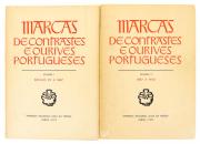 Lote 1005 - MARCAS DE CONTRASTES E OURIVES PORTUGUESES, LIVROS - 2 Vols. (Vol. nº 1 do Séc. XV a 1887; Vol. nº 2 de 1887 a 1950). Por Manuel Gonçalves Vidal. Exemplares idênticos encontram-se à venda por € 250. Complementos e anotações às marcas antigas de pratas portuguesas e brasileiras por Fernando Moitinho de Almeida. Edição da Imprensa Nacional Casa da Moeda, Lisboa, 1974. Dim: 28x20 cm. Encadernações de capa de brochura. Ilustrados. Com assinaturas de posse. Nota: sinais de manuseamento e 