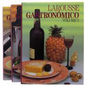 Lote 1010 - LAROUSSE GASTRONÓMICO, LIVROS - 3 Vols. (Completo). Por AA.VV. Direcção de Robert J. Courtine. Conjunto idêntico encontra-se à venda por € 60. Edição do Círculo de Leitores, Lisboa, 1990. Dim: 27x20.5 cm. Encadernações cartonadas com ferros a ouro nas lombadas, com sobrecapas. Profusamente ilustrados. Com assinatura de posse. Nota: exemplares bem estimados. Consultar valor indicativo em https://homemdoslivros.blogspot.com/2015/03/larousse-gastronomico.html