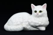 Lote 8 - BORDALO PINHEIRO, GATO - Escultura em cerâmica das Caldas da Rainha representando figura de gato deitado. Dim: 10x19x10 cm. Nota: sinais de uso. Marcada na base