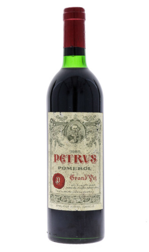 Lote 2001 - PETRUS POMEROL 1985 - Garrafa de Vinho Tinto Francês, Grand Vin, Apellation Pomerol Contrôlee, Mme L.P. Lacoste - Loubat, França, (750ml - 12,6%vol.). Nota: garrafa idêntica à venda por € 3.250. Rolha afundada no gargalo e topo do invólucro da