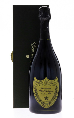 Lote 2002 - CHAMPAGNE DOM PÉRIGNON VINTAGE 1998 - Garrafa de Champagne Francês, Brut, Dom Pérignon, Vintage 1998, Moet & Chandon, Epernay, França, (750ml - 12,5%vol.). Nota: garrafa idêntica à venda por € 291,33 (£ 249,97). Em caixa/estojo original. Consu