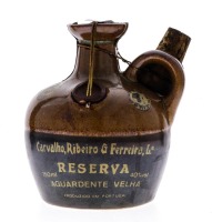 Lote 2006 - AGUARDENTE CARVALHO, RIBEIRO & FERREIRA - Garrafa de cerâmica de Aguardente Velha, Reserva, Carvalho, Ribeiro & Ferreira, (750ml - 40%vol.). Nota: garrafa idêntica à venda por € 199. Consultar valor indicativo em https://www.manueltavares.com/